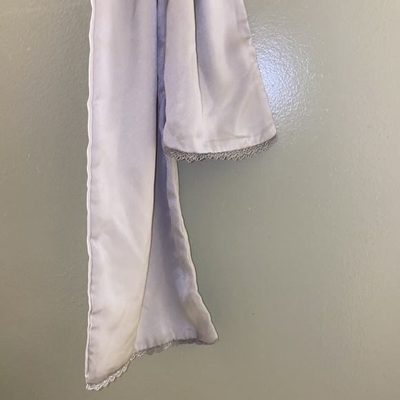 Light gray silky scarf - Picture 4 of 5